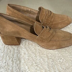 Chinese Laundry- Size 9.5. Tan suede loafer.